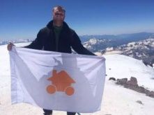 Прокофьев Александр поднял флаг «Центр Переезд» на Эльбрус