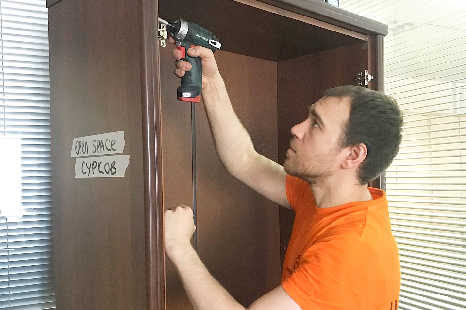Демонтаж внутнренних конструкций шкафа Демонтаж внутнренних конструкций шкафа