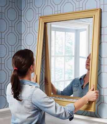 Снимает зеркало со стены Снимает зеркало со стены